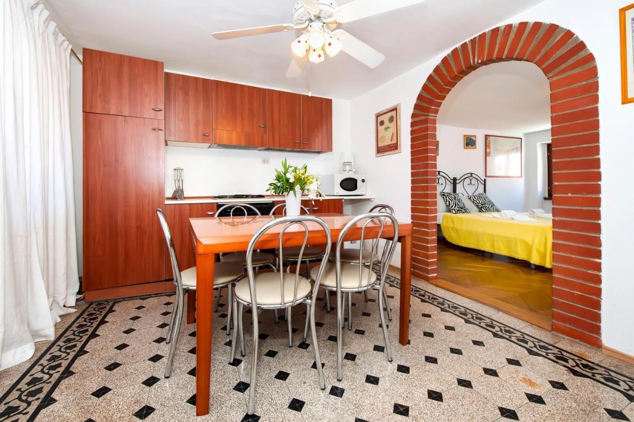 Carera Seaview Apartments Ровинь Экстерьер фото